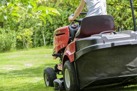 Gartenpflege - Rasenmähen auf großem Gelände